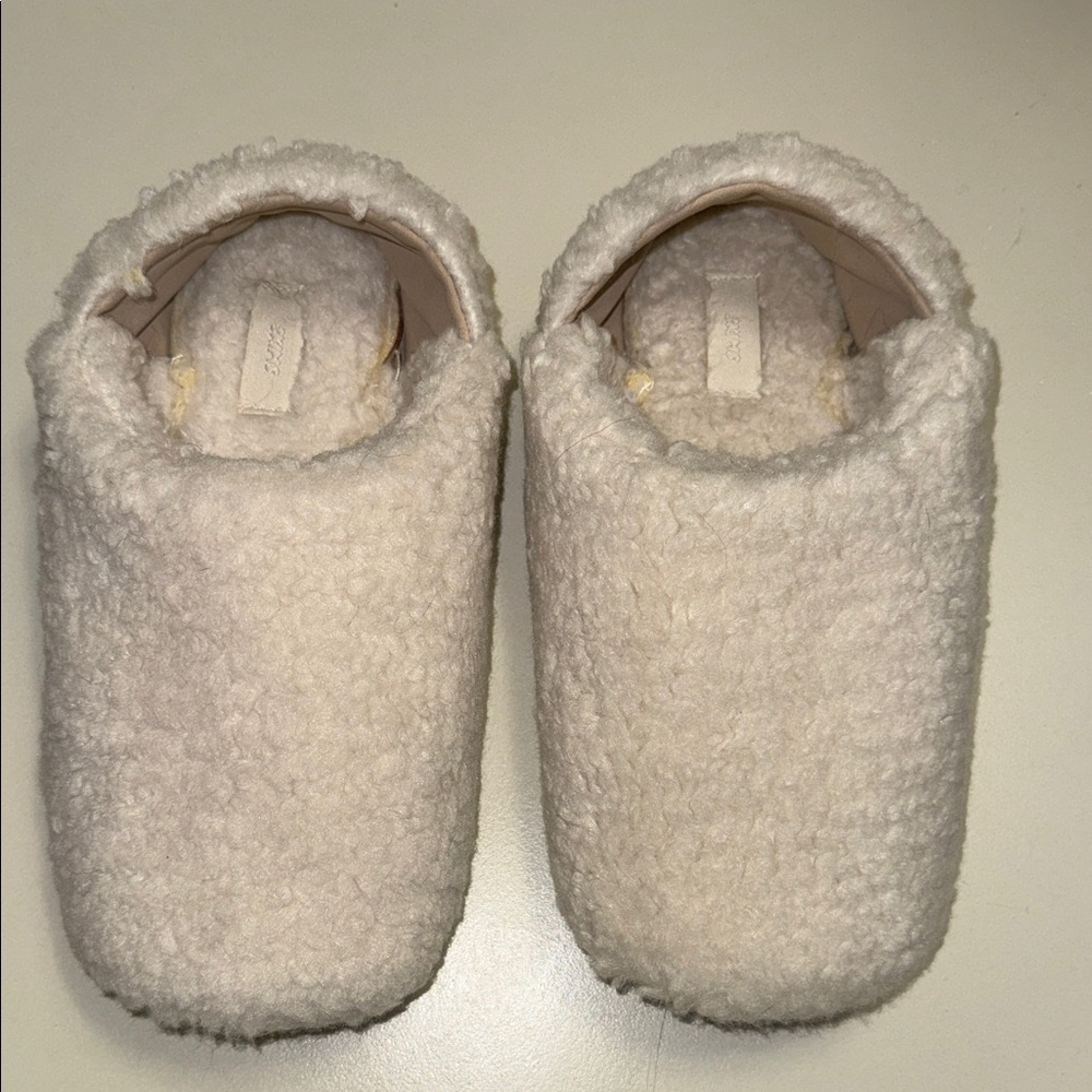 BRAND NEW! Skims women’s Slippers
